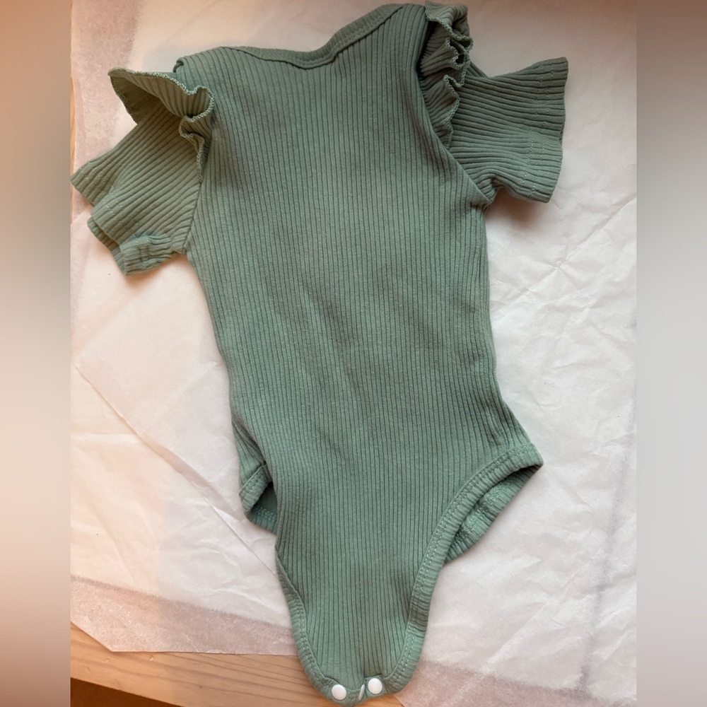 Wild One Baby Onesie and Floral Shorts Set in Sage Green size 12-18 m - Picture 6 of 6